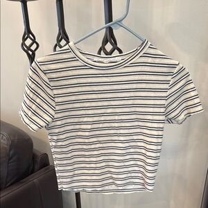 Super cute fitted short sleeve crop top